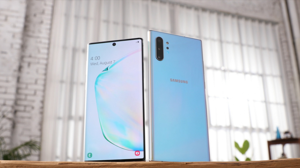 Samsung Galaxy Note 10 - слева, Galaxy Note 10+ - справа