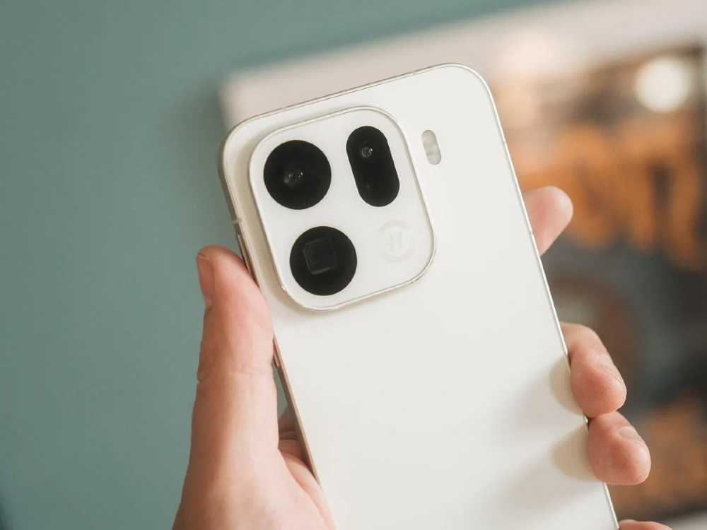 OPPO Find X9 Pro premium design with IP69 water resistance, aerospace aluminum frame, and Gorilla Glass Victus 2