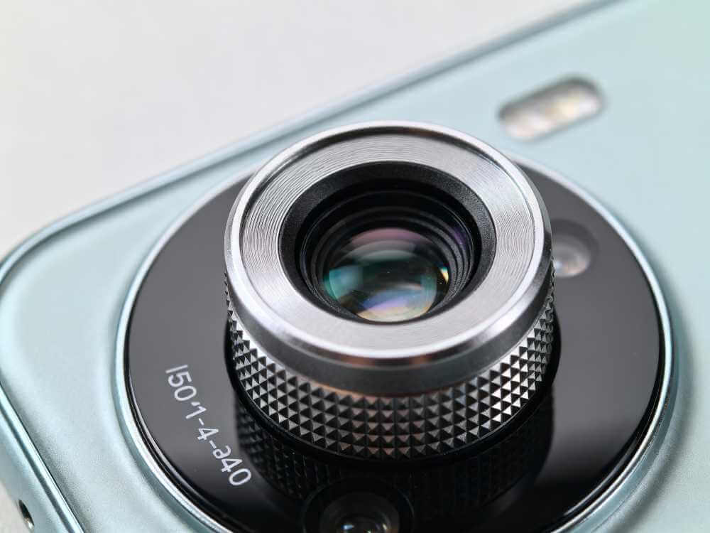 Huawei Mate X7 triple-camera system with 50MP main lens, periscope telephoto camera, and ultra-wide lens with variable aperture